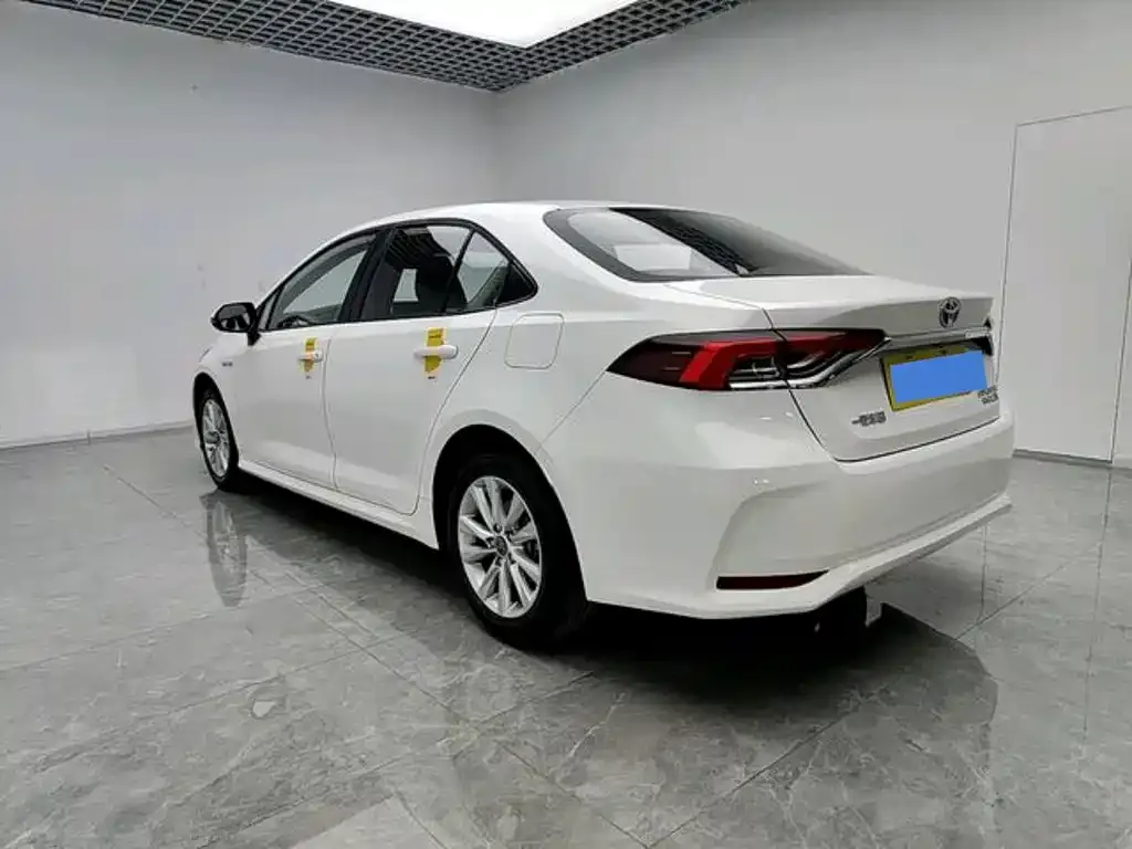 Toyota Corolla — фото 10