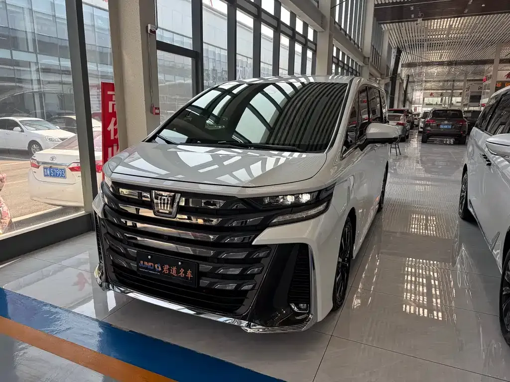 Toyota Vellfire — фото 1