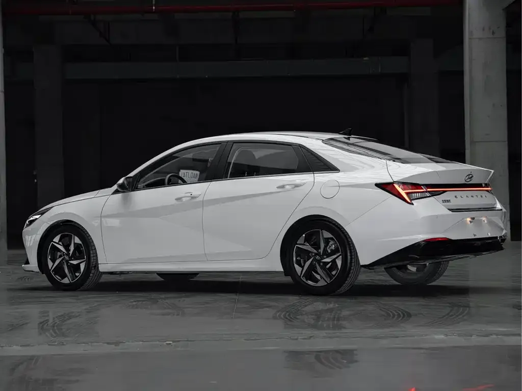 Hyundai Elantra — фото 2