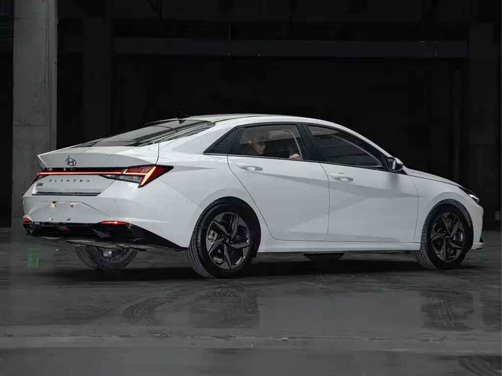 Hyundai Elantra — фото 7