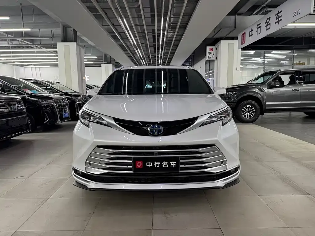 Toyota Sienna — фото 1