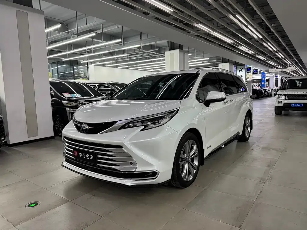 Toyota Sienna — фото 10