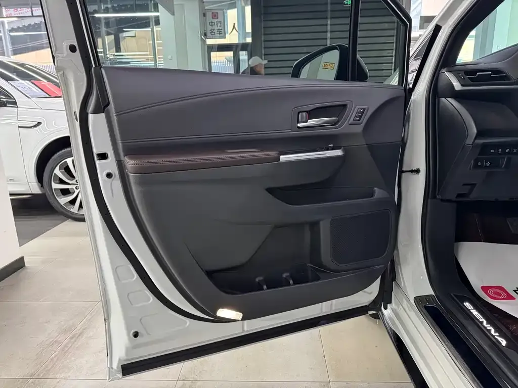 Toyota Sienna — фото 4