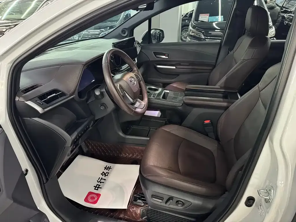 Toyota Sienna — фото 3