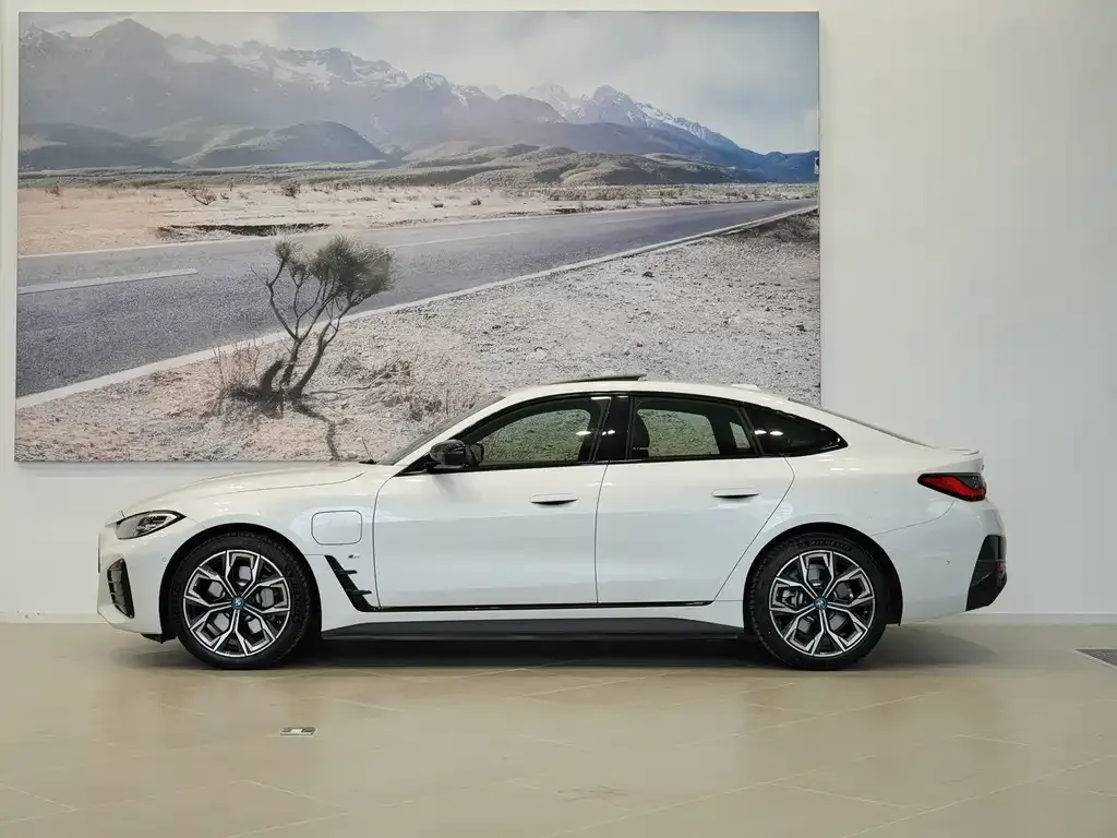 BMW i4 — фото 9