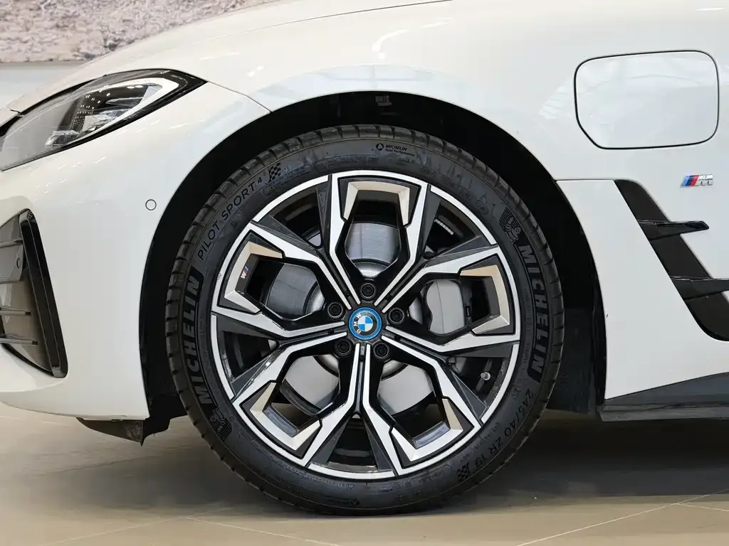 BMW i4 — фото 6