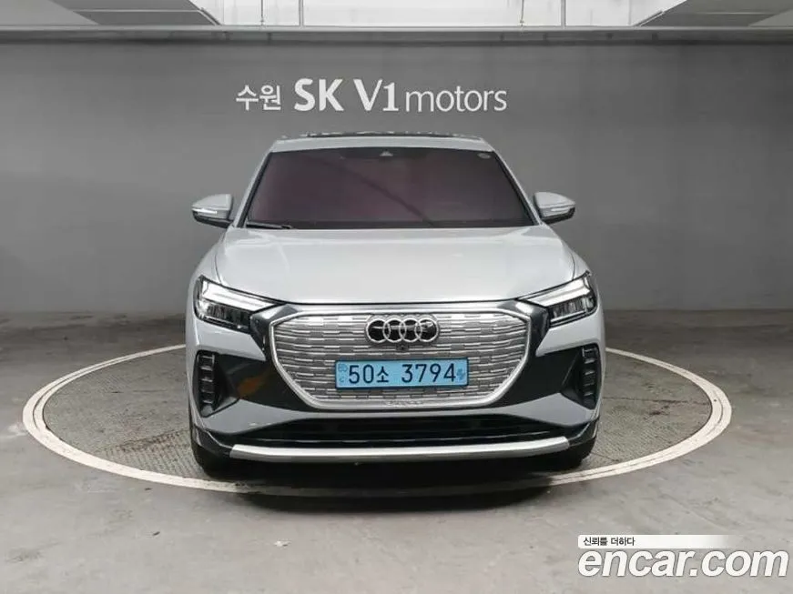 Audi Q4 e-tron — фото 1