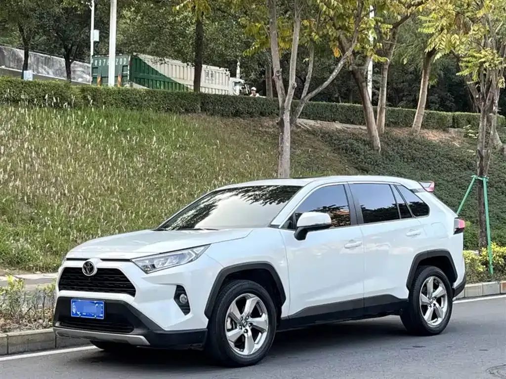 Toyota RAV4 — фото 7