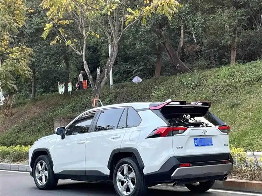 Toyota RAV4 — фото 3