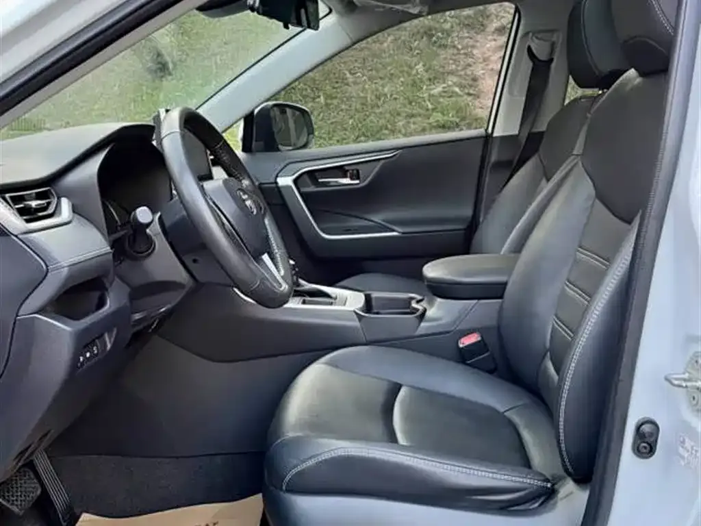 Toyota RAV4 — фото 6