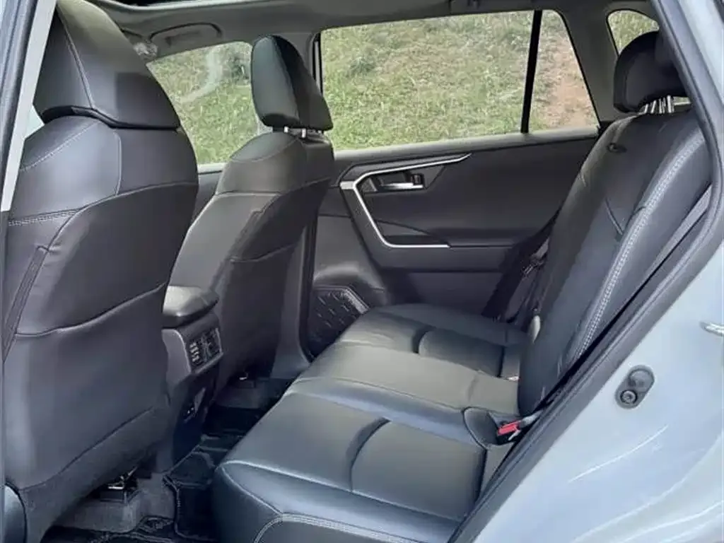 Toyota RAV4 — фото 4