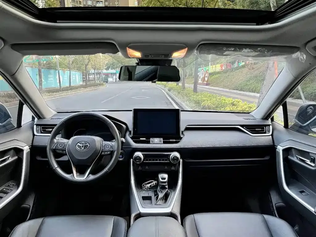 Toyota RAV4 — фото 8