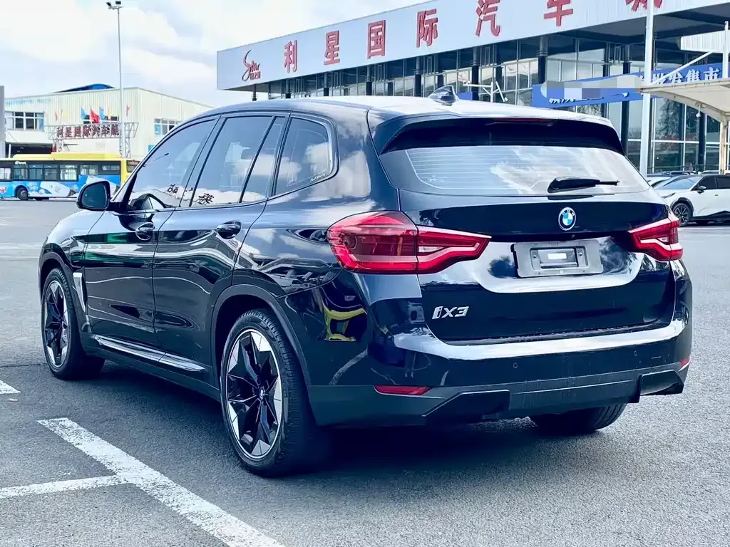 BMW iX3 — фото 6