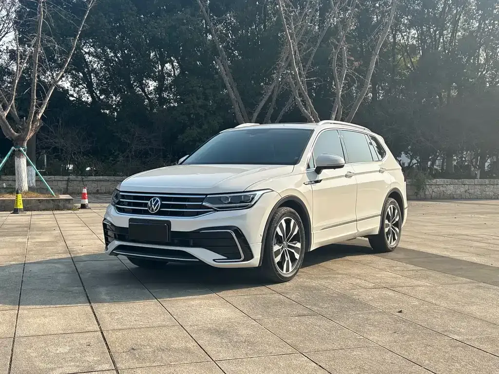 Volkswagen Tiguan L — фото 1
