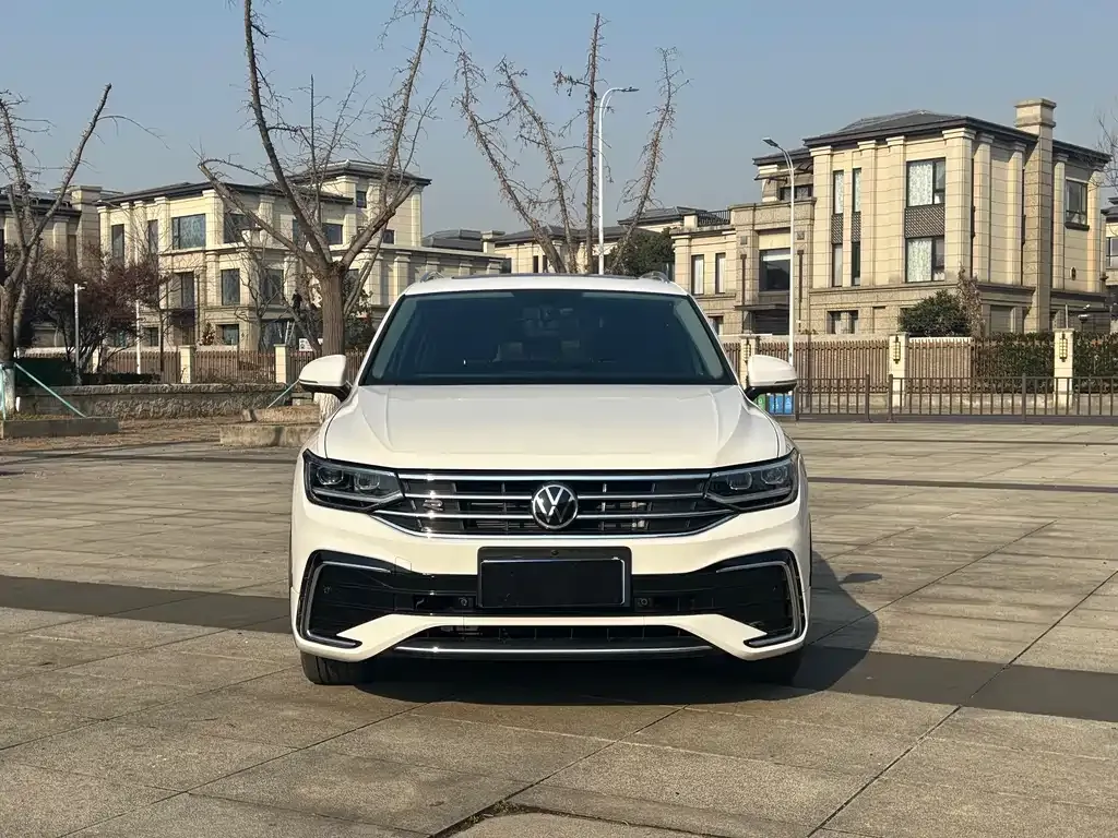 Volkswagen Tiguan L — фото 10