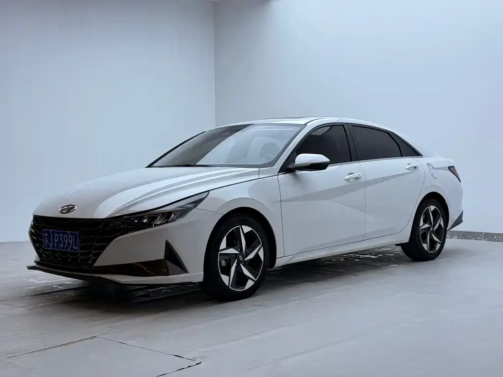Hyundai Elantra — фото 1