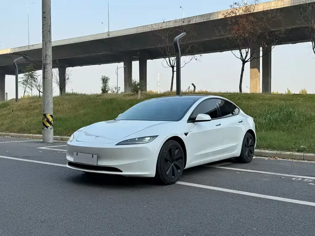 Tesla Model 3 — фото 1
