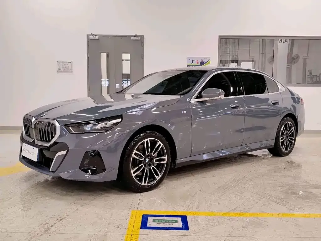 BMW 5 Series — фото 1