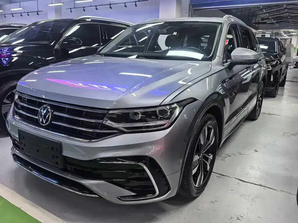Volkswagen Tiguan L — фото 1