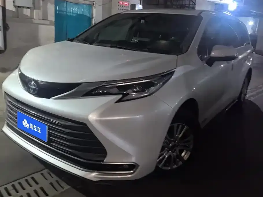 Toyota Sienna — фото 1