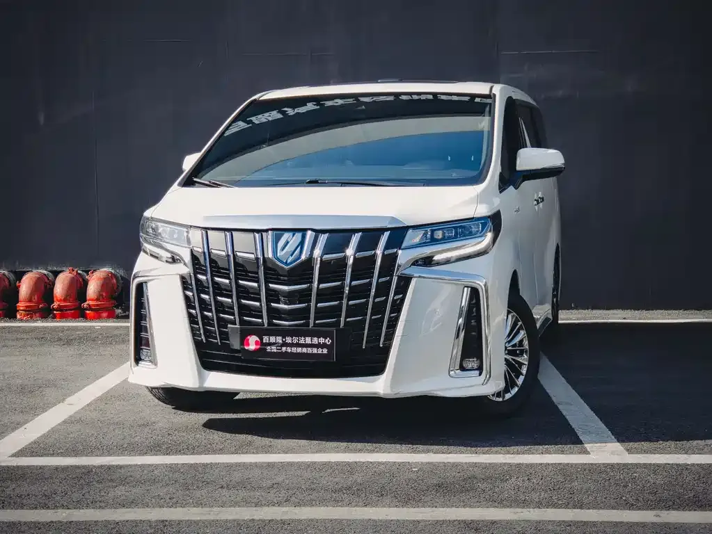 Toyota Alphard — фото 1