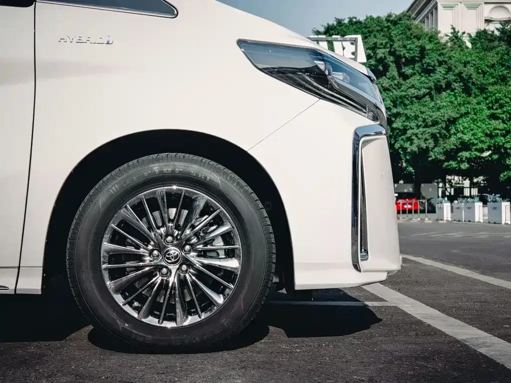 Toyota Alphard — фото 2