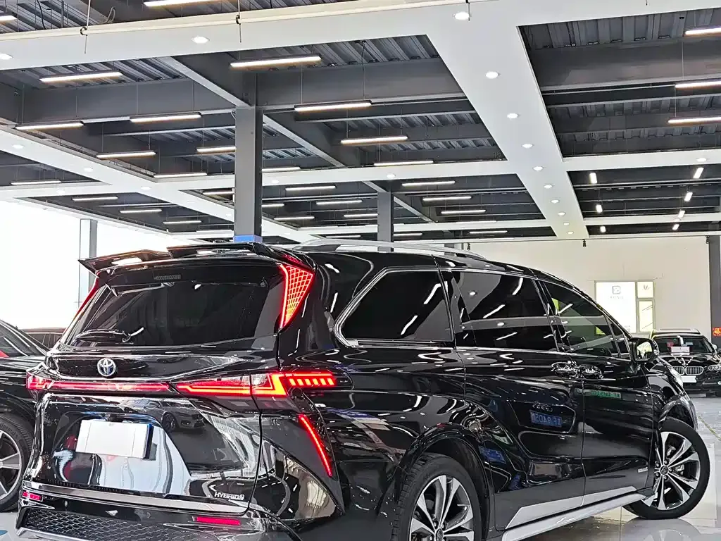 Toyota Granvia — фото 3