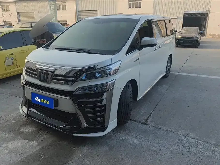 Toyota Vellfire — фото 1