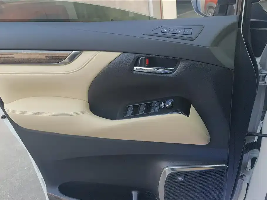 Toyota Vellfire — фото 2