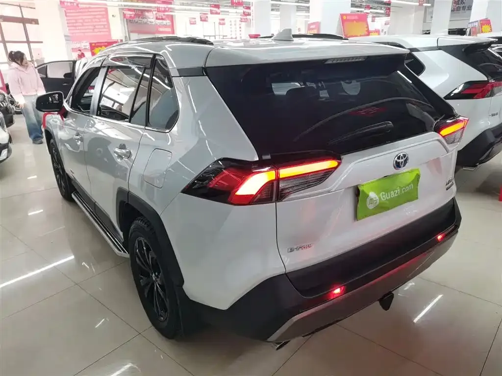 Toyota RAV4 — фото 8