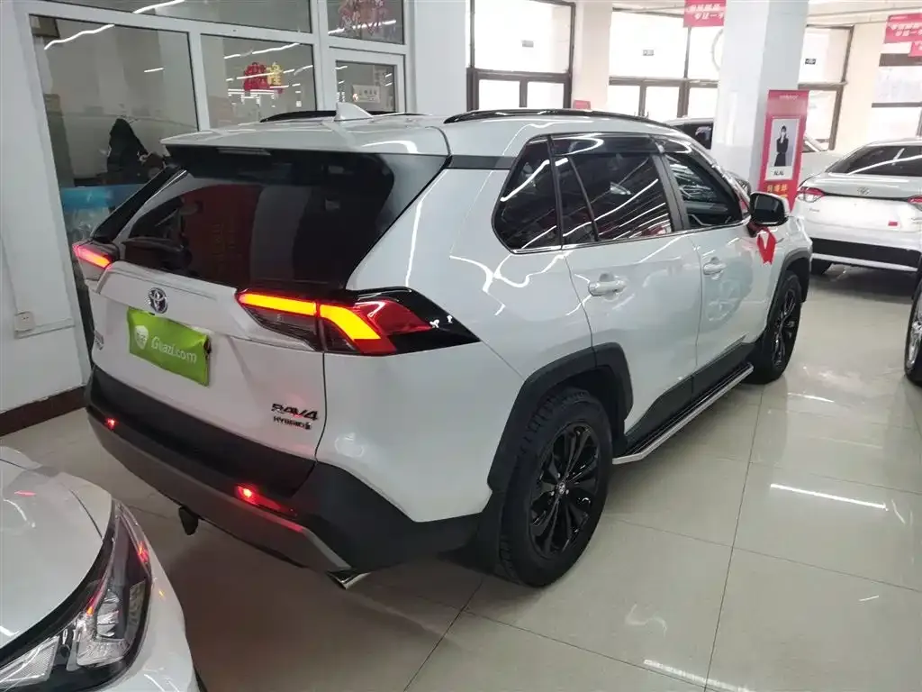 Toyota RAV4 — фото 10