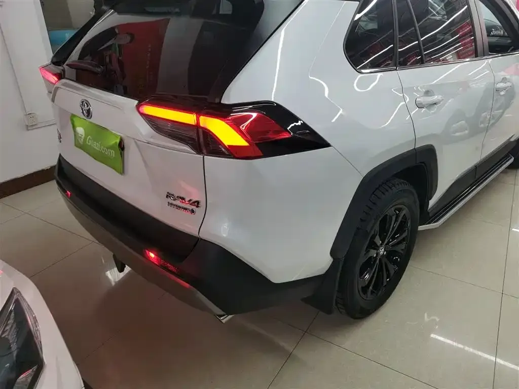 Toyota RAV4 — фото 2