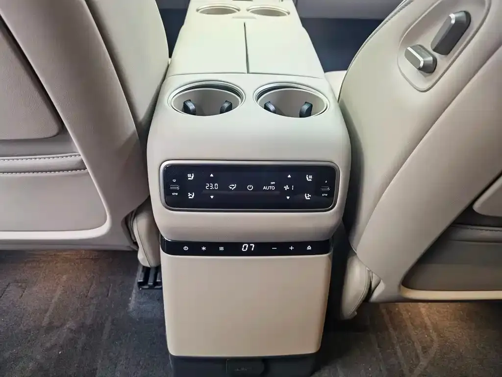 Li Auto i8 — фото 8