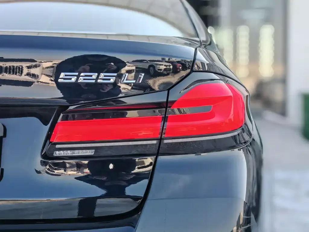 BMW 5 Series — фото 9