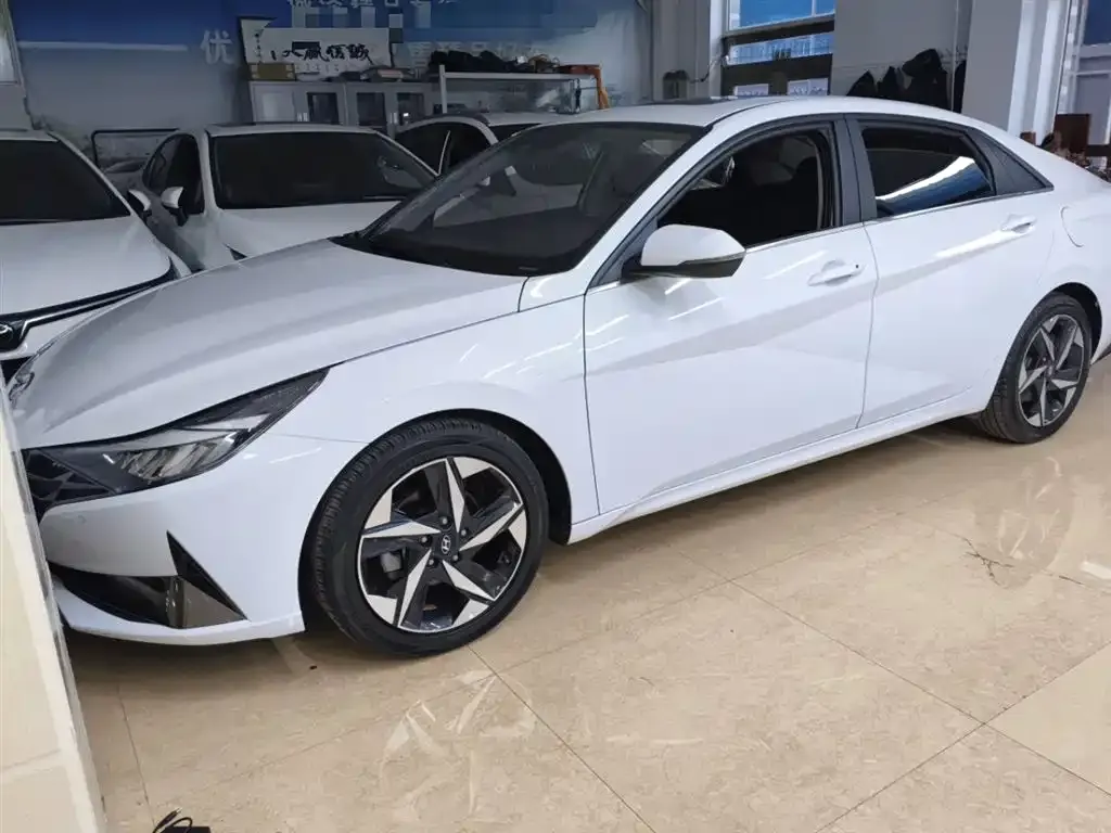 Hyundai Elantra — фото 1