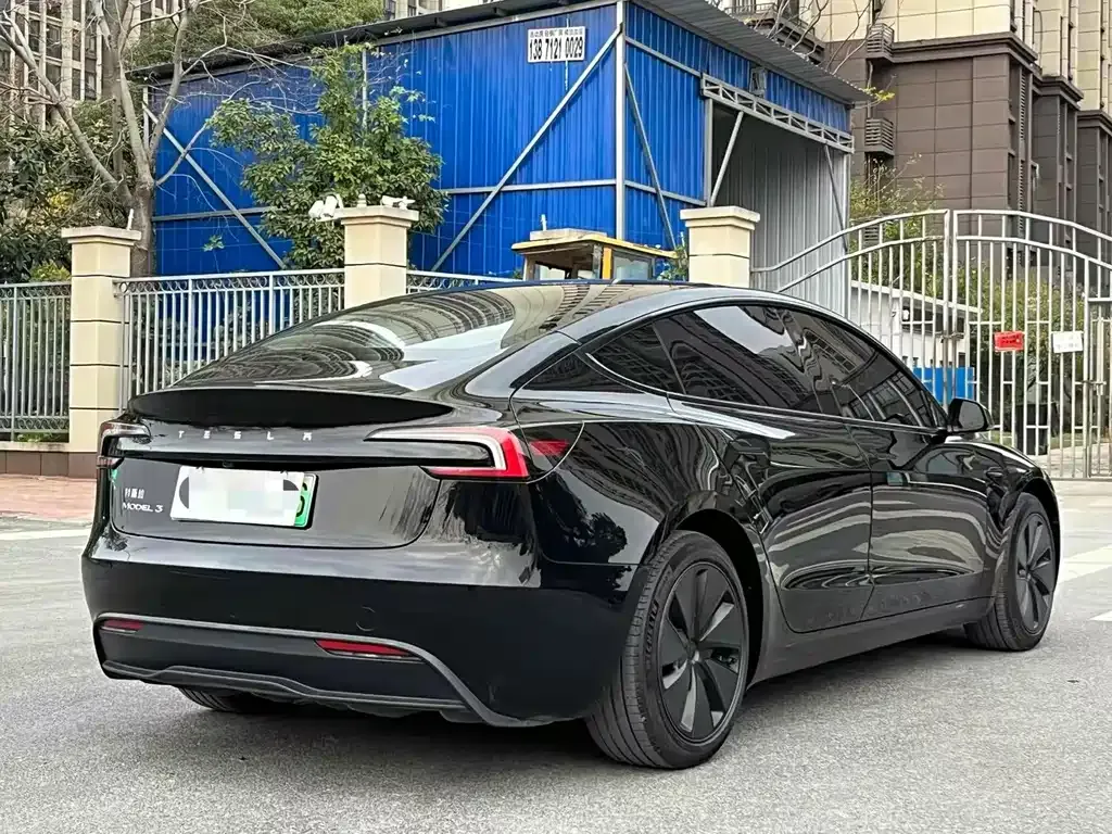 Tesla Model 3 — фото 9