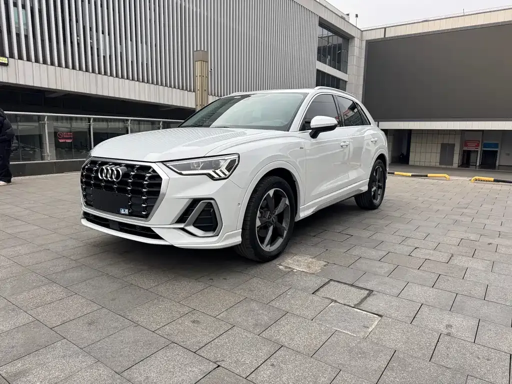 Audi Q3 — фото 1