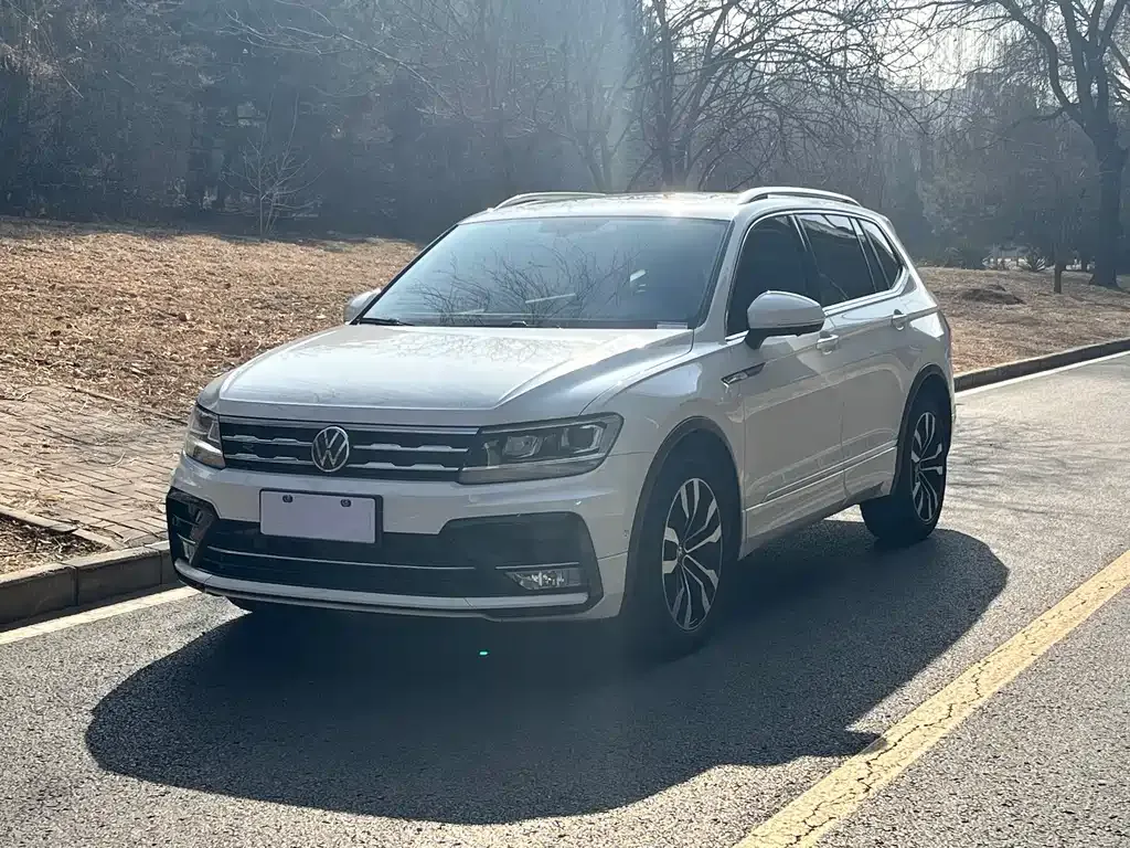 Volkswagen Tiguan L — фото 1