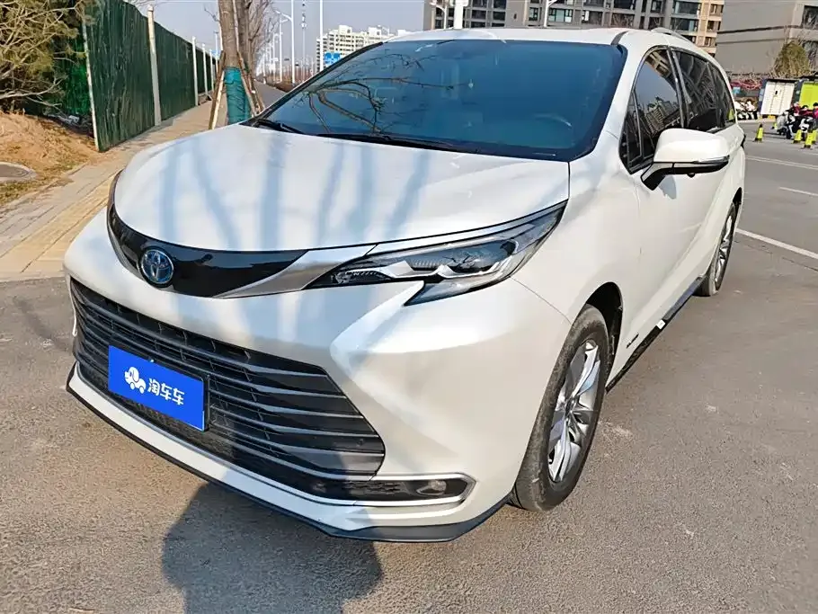 Toyota Sienna — фото 1