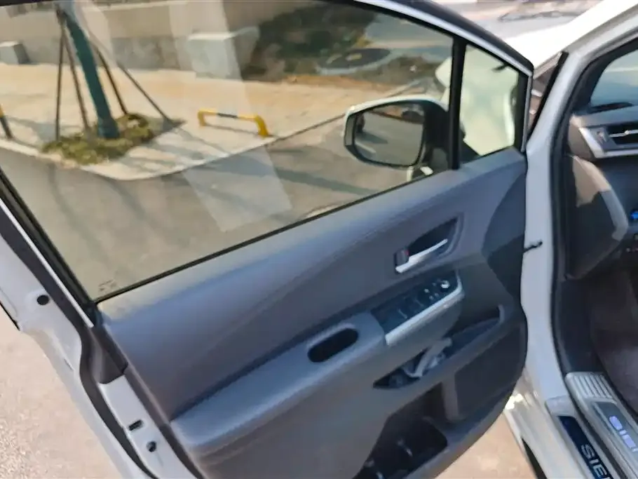 Toyota Sienna — фото 3