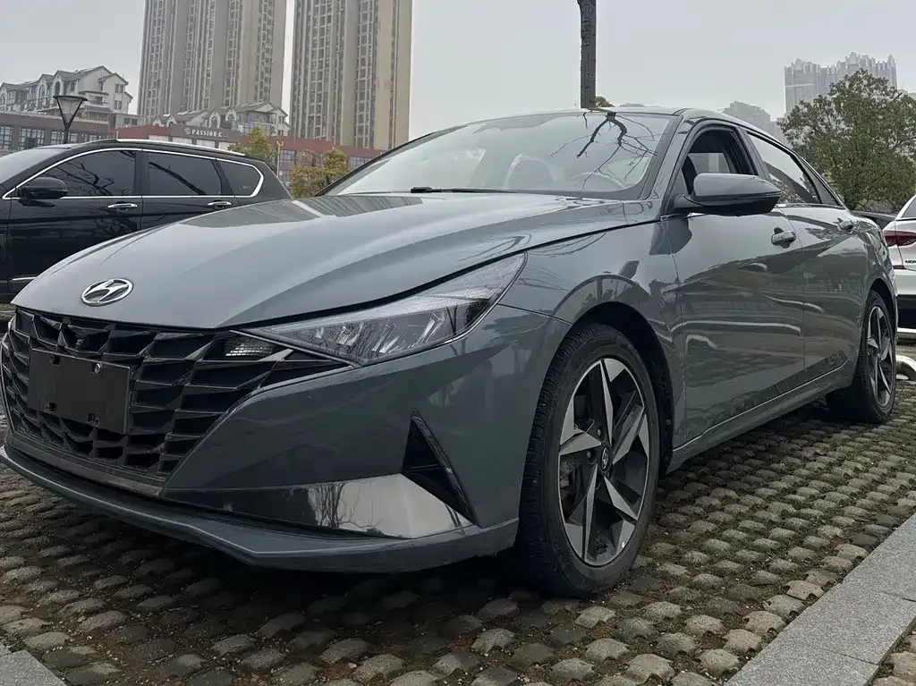Hyundai Elantra — фото 1