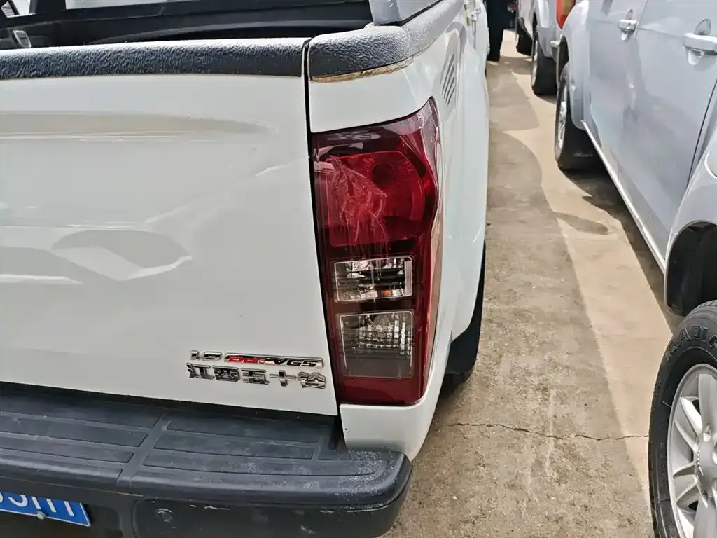 Isuzu D-MAX — фото 8