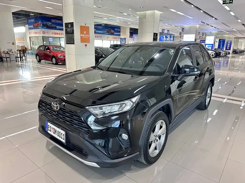 Toyota RAV4 — фото 1