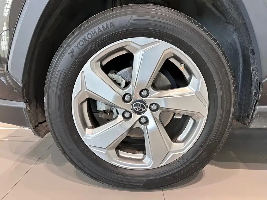 Toyota RAV4 — фото 3