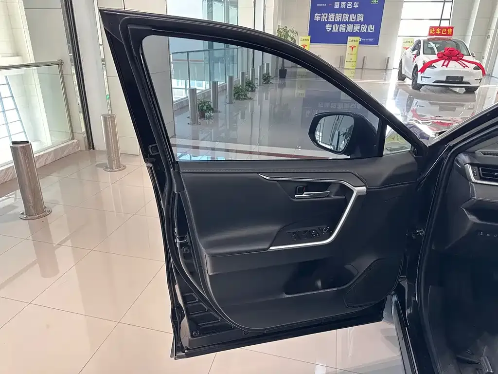 Toyota RAV4 — фото 5