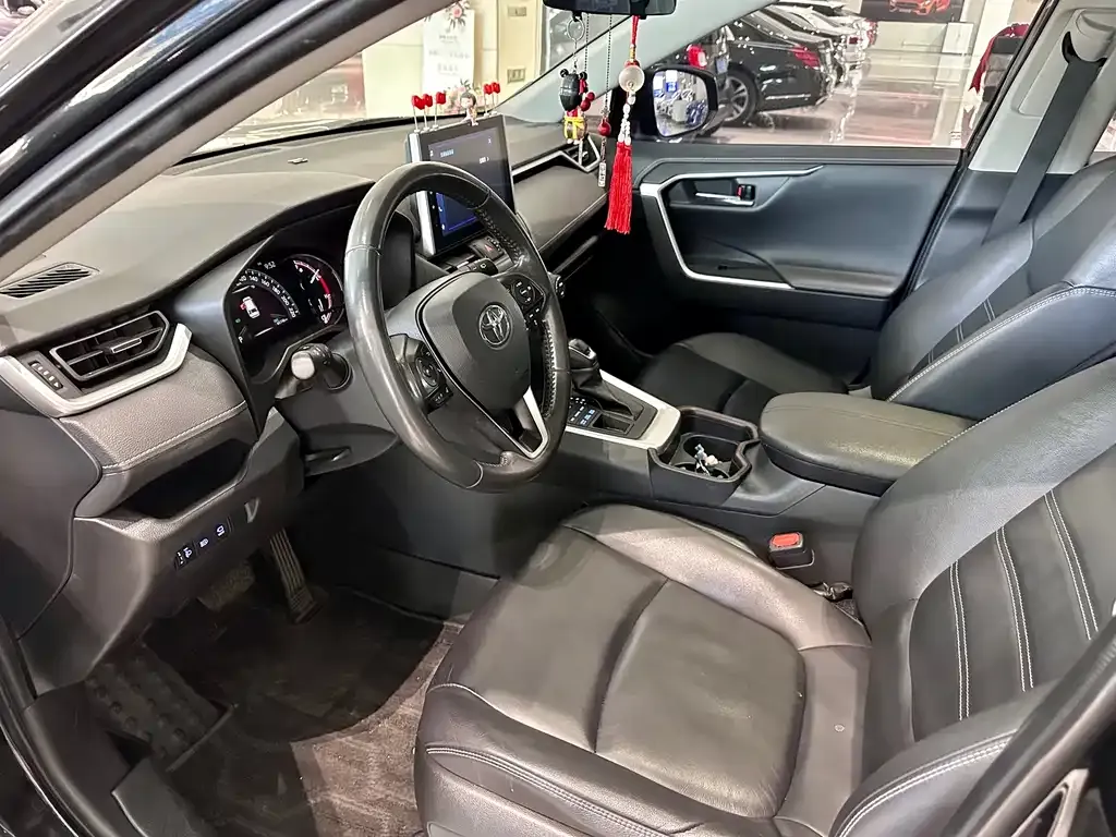 Toyota RAV4 — фото 4