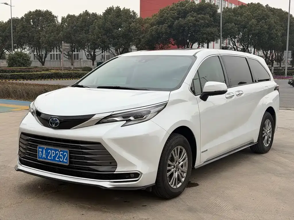 Toyota Sienna — фото 1