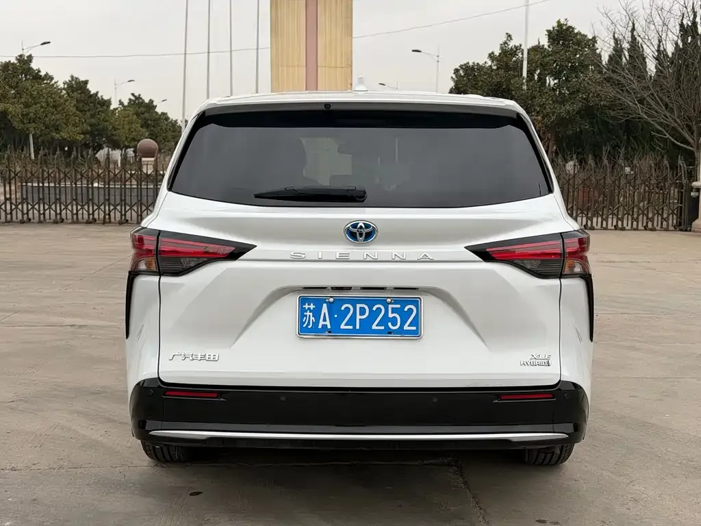 Toyota Sienna — фото 4