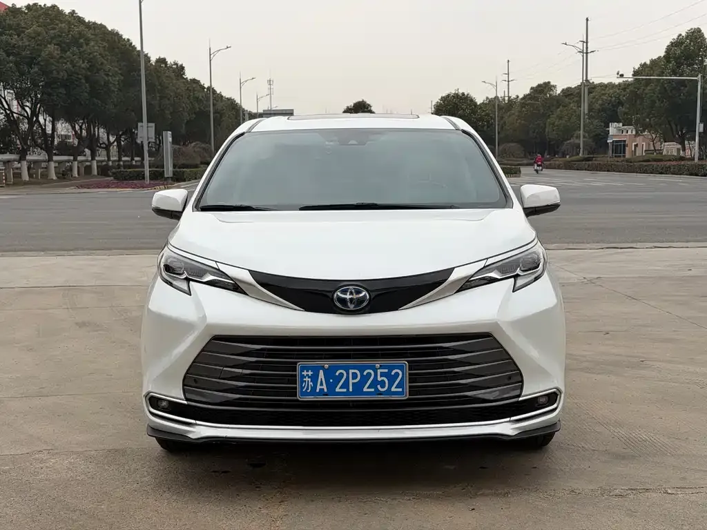 Toyota Sienna — фото 5