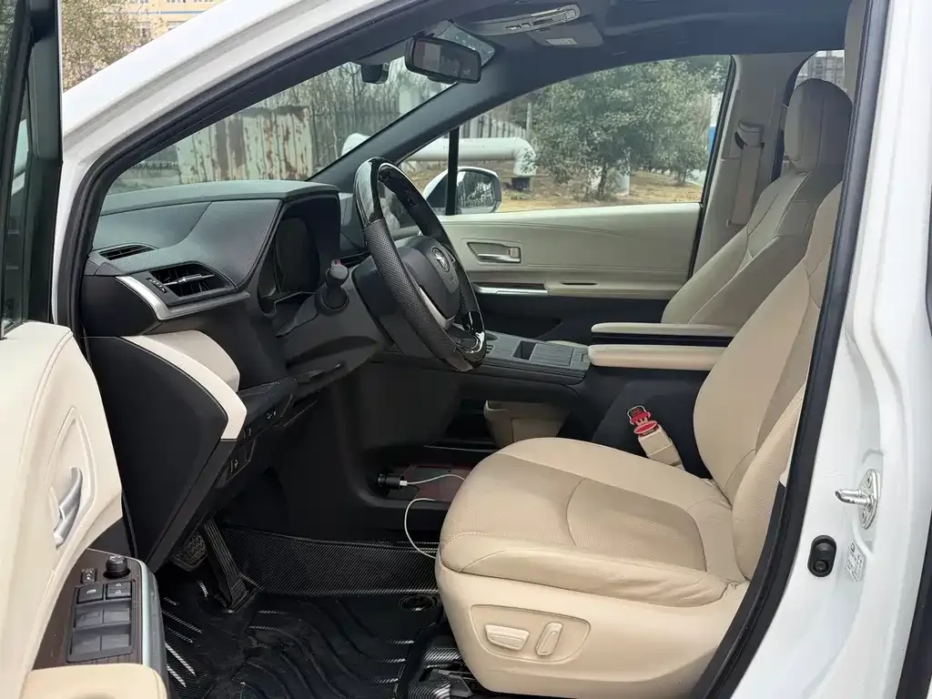 Toyota Sienna — фото 9